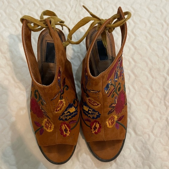 Mari A. ‘Alicia’ Embroidered Floral Heel Women’s Size 10M Faux Suade Fall - Picture 4 of 8